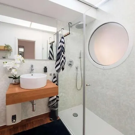 Luxuriose 4-zimmer-wohnung In Einer Wunderschonen Gegend In * Cologne