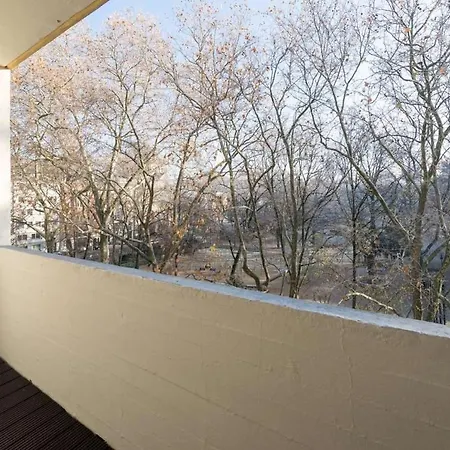 Luxuriose 4-zimmer-wohnung In Einer Wunderschonen Gegend In *